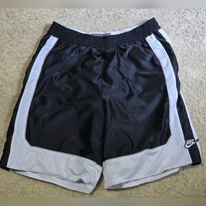 Nike Shorts Mens XL Black White Reversible  9in Inseam Nylon Mesh Basketball